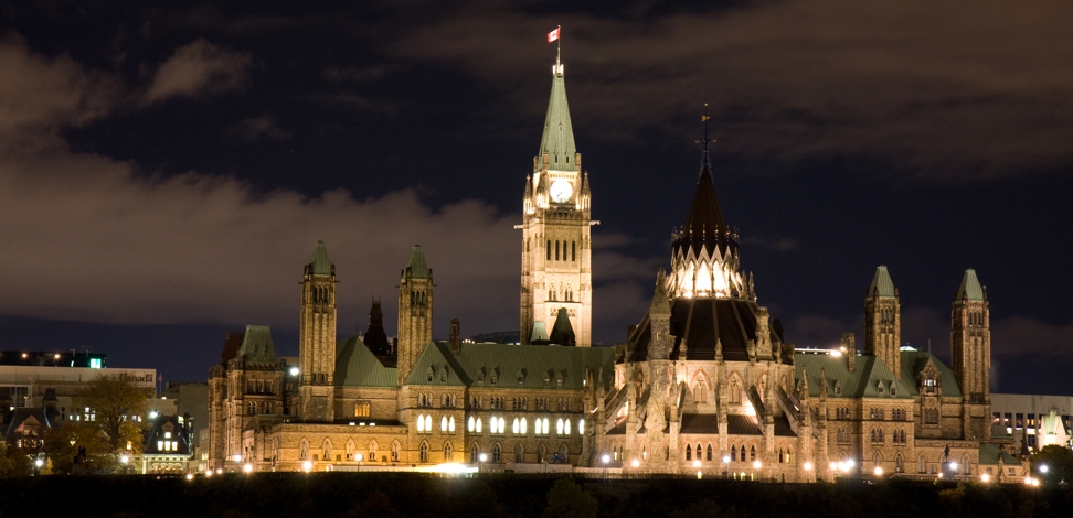 Panorama de nuit des édifices du Parlement